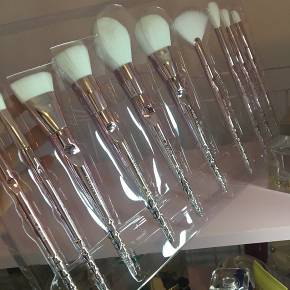 ON SALE!!Only 1 left! Wet n Wild  brush set!!! - Picture 5 of 8